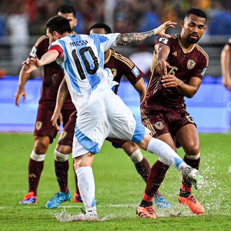 包含梅西再次破门，连续场进球刷新纪录的词条