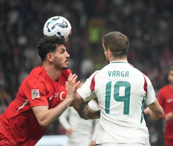 关于欧国联赛新科冠军诞生，球员欢庆赛场胜利的信息