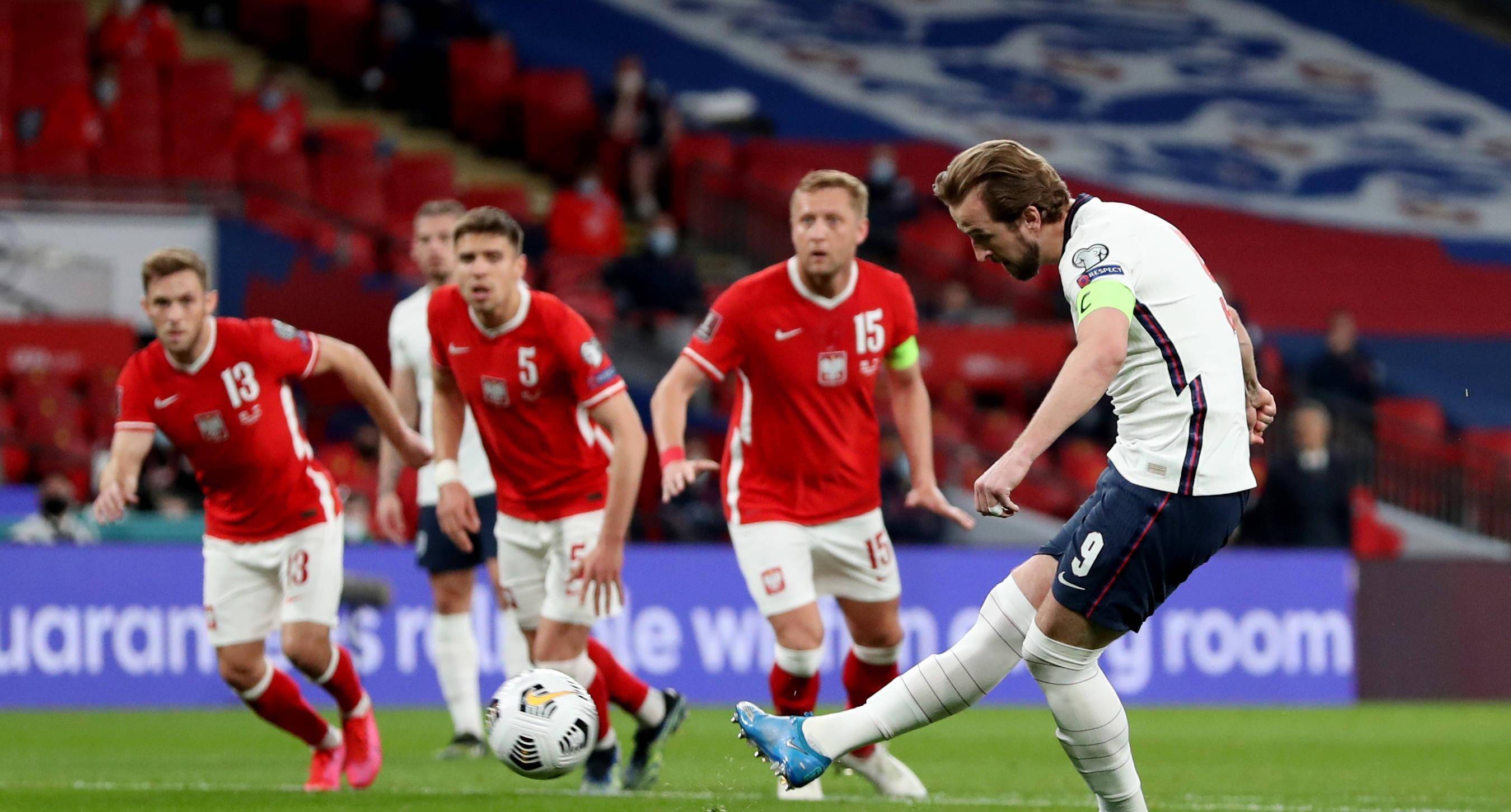 爱游戏中国官网-英格兰险胜匈牙利，淘汰赛名额稳固