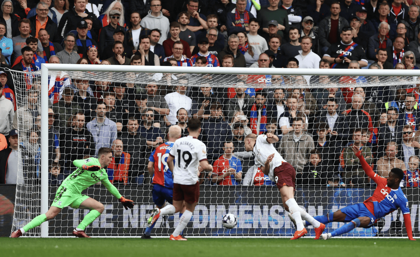 爱游戏app-曼城客场挑战切尔西，激烈角逐令人期待