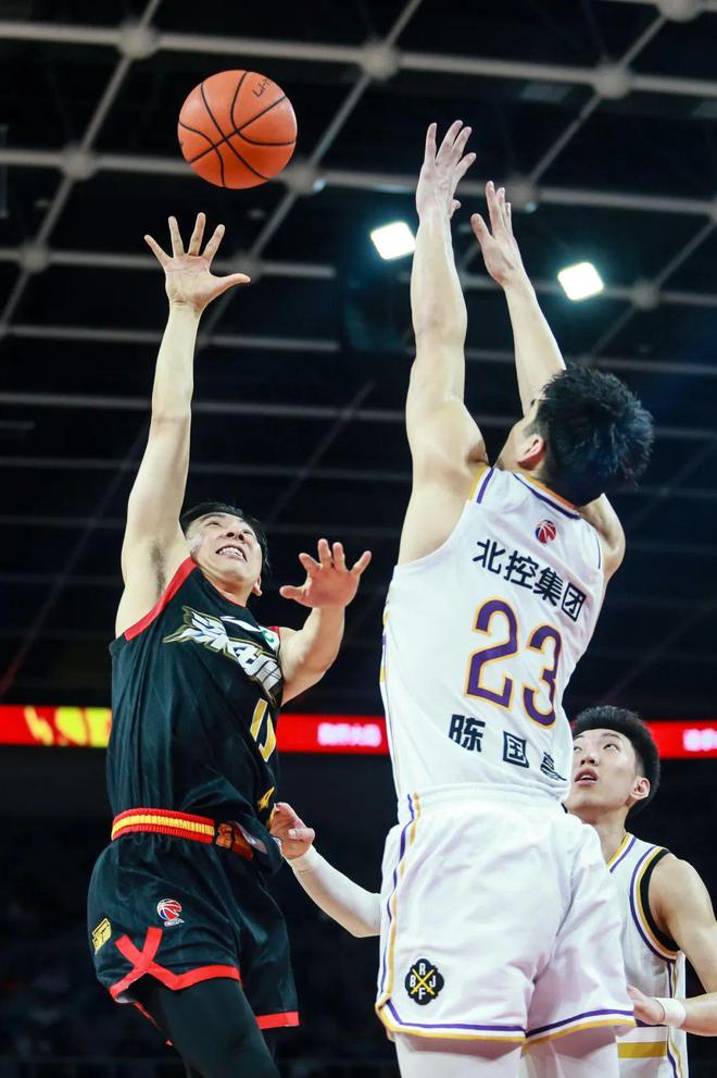 深圳队惊险击败湖南男篮，勇夺胜利的简单介绍