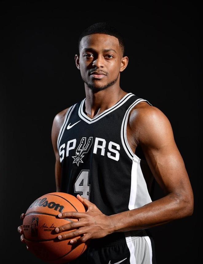 包含马刺后卫重伤，球队面临暂时人手短缺困境的词条