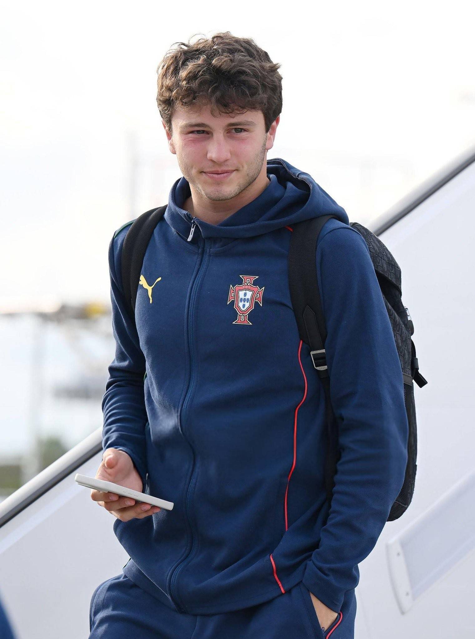 欧国联半决赛战况激烈，球迷欢呼雀跃的简单介绍