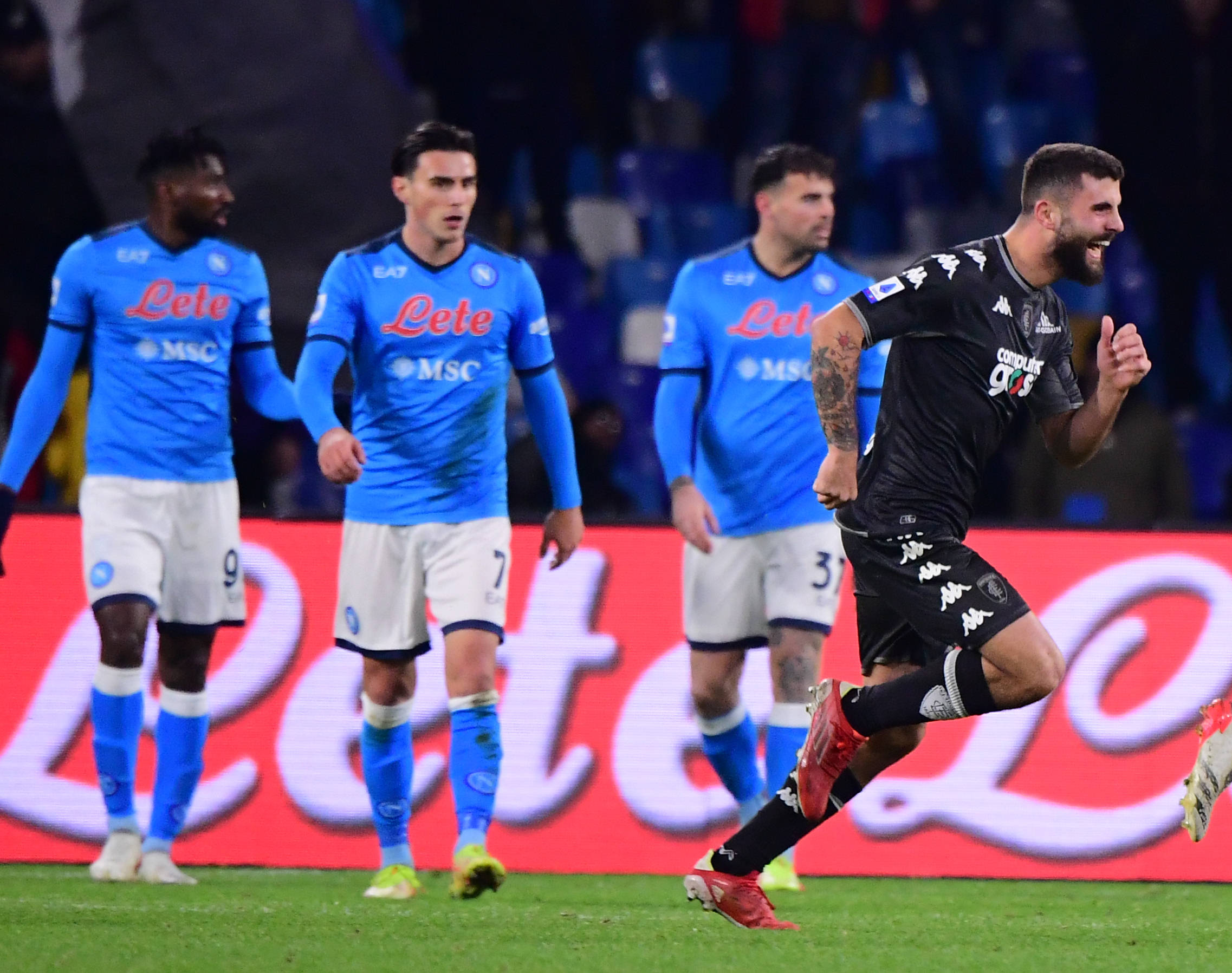 意甲比赛风暴袭来，球队实力拼搏