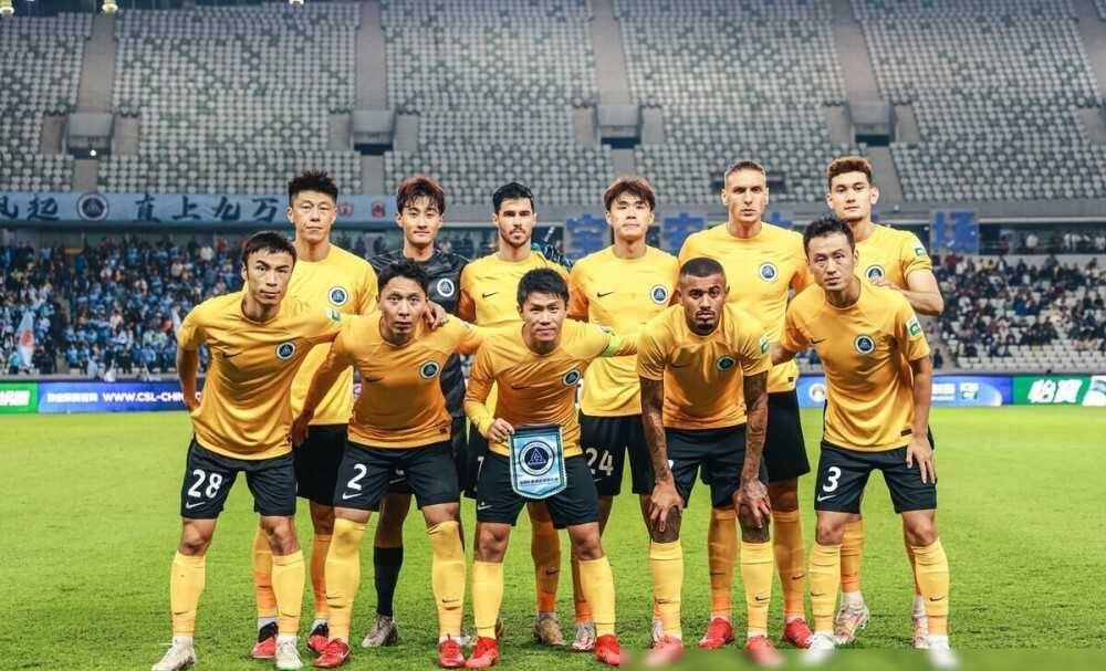 中超比赛赛场上的混战，球队实力差距悬殊