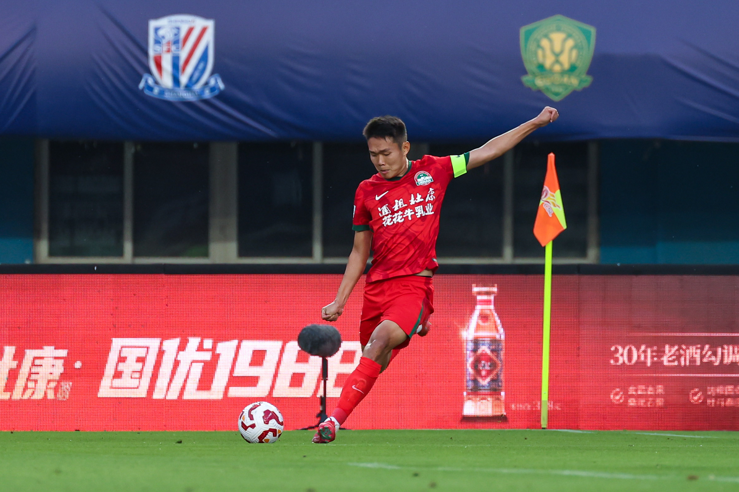 关键时刻球星异彩纷呈，助球队逆转胜利