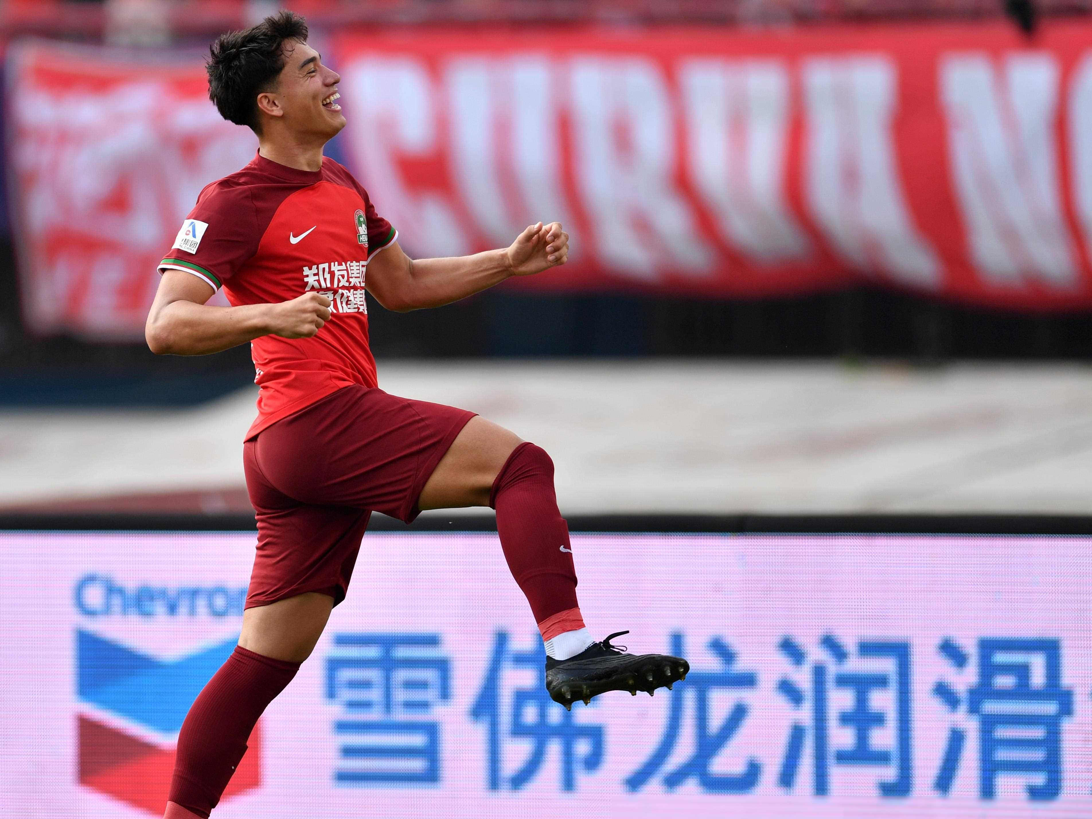 体育赛事中，球员们展现出色