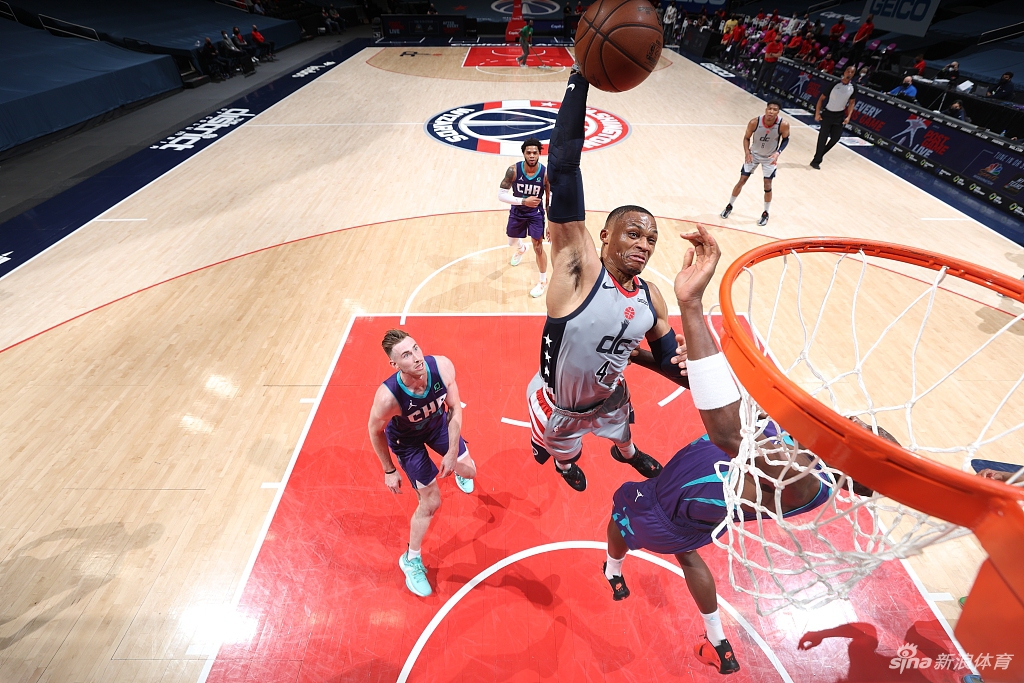 奇才险胜黄蜂！维斯布鲁克三双表现稳固领先