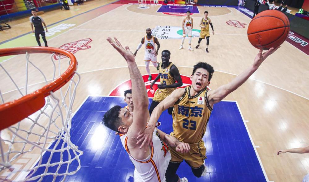 精彩对攻,两队实力悬殊令比赛更引人注目 精彩对攻,两队实力悬殊令比赛更引人注目