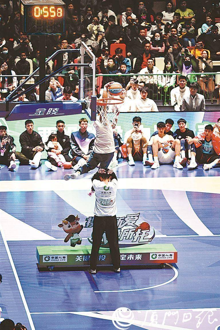 包含大场面上演精彩战术，球员技术展现惊艳的词条