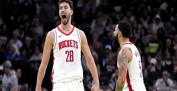 包含火箭防守端表现不佳，主教练力求改进的词条