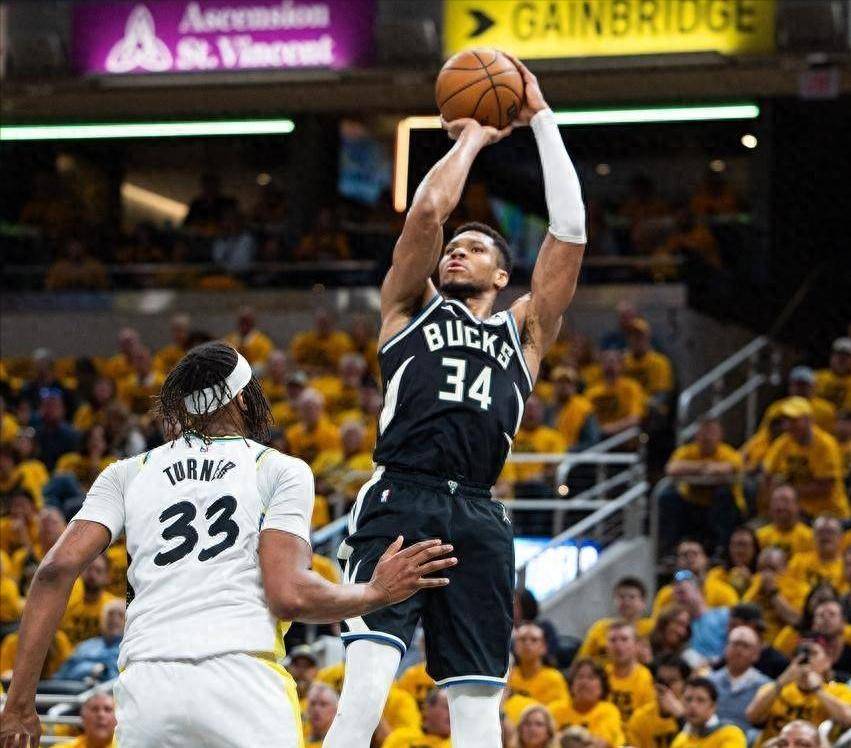 爱游戏app-马刺主场不敌雄鹿！德罗赞砍分难救主