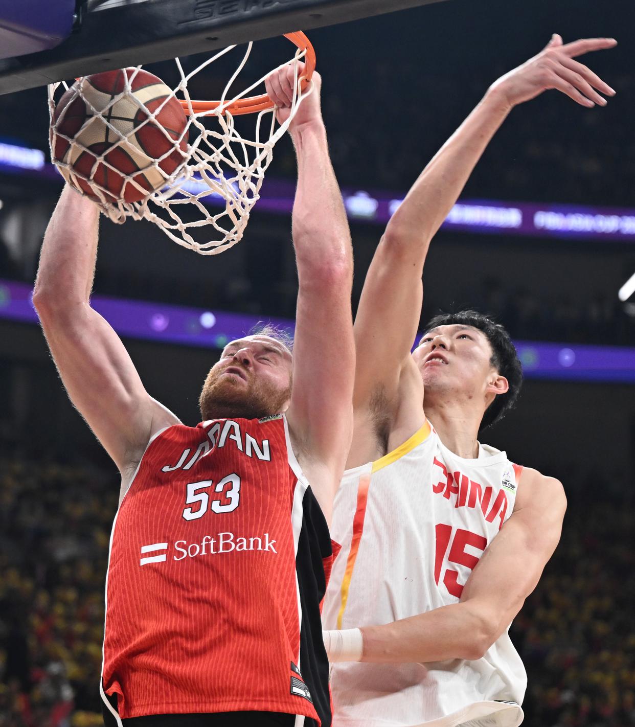 亚洲篮球赛季中球员表现出色，比赛进程惊险刺激