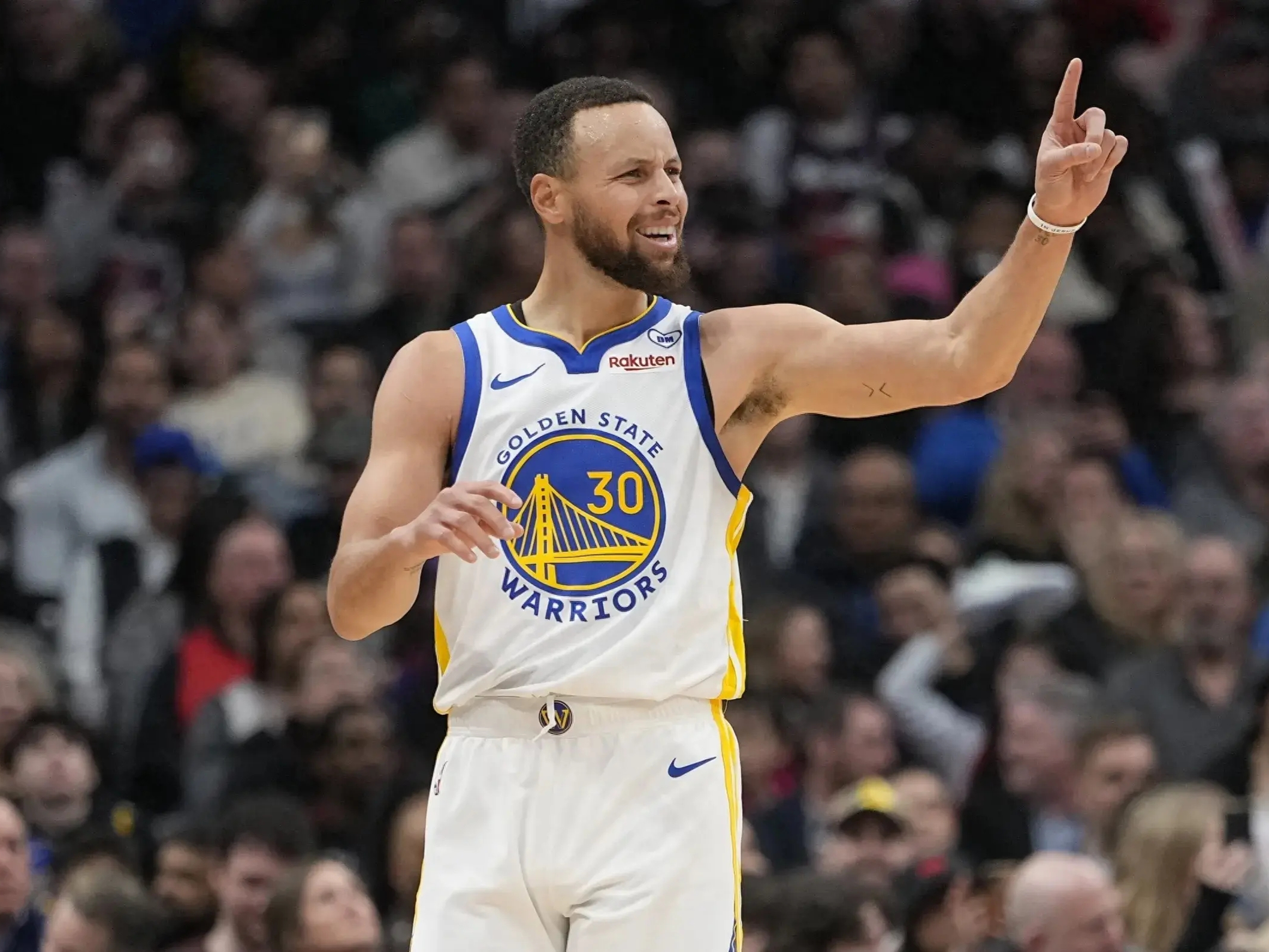 爱游戏官网-勇士队连胜被终结，面临重新调整