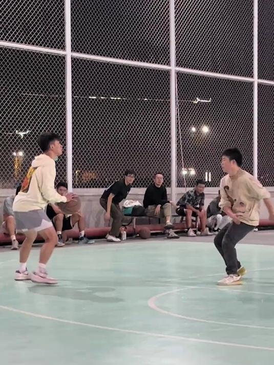 爱游戏-关于场上豪强对战，球风飘逸技术娴熟的信息