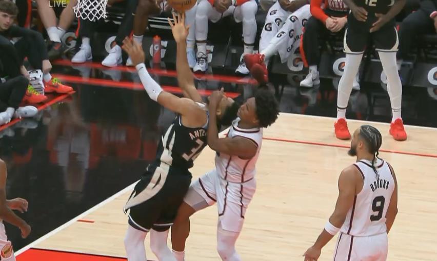 雄鹿防守疲软暴露问题，需加强篮筐保护的简单介绍