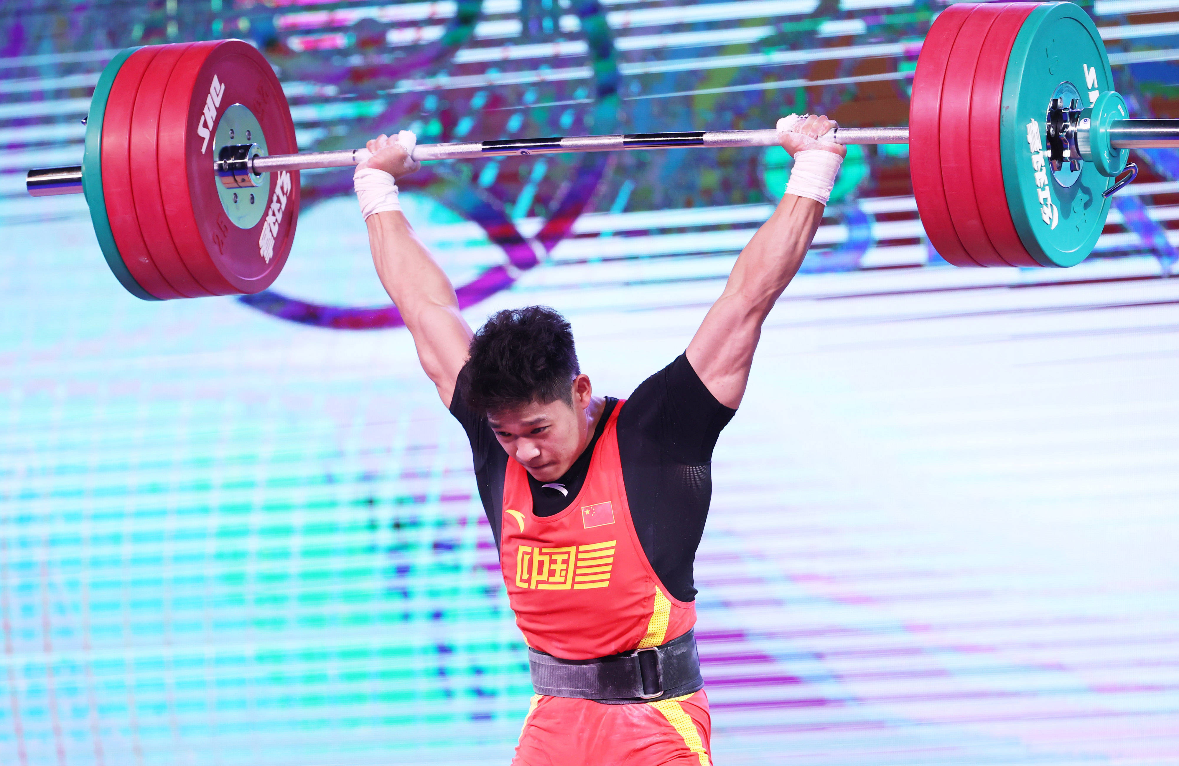 韩国选手在举重比赛中夺得银牌