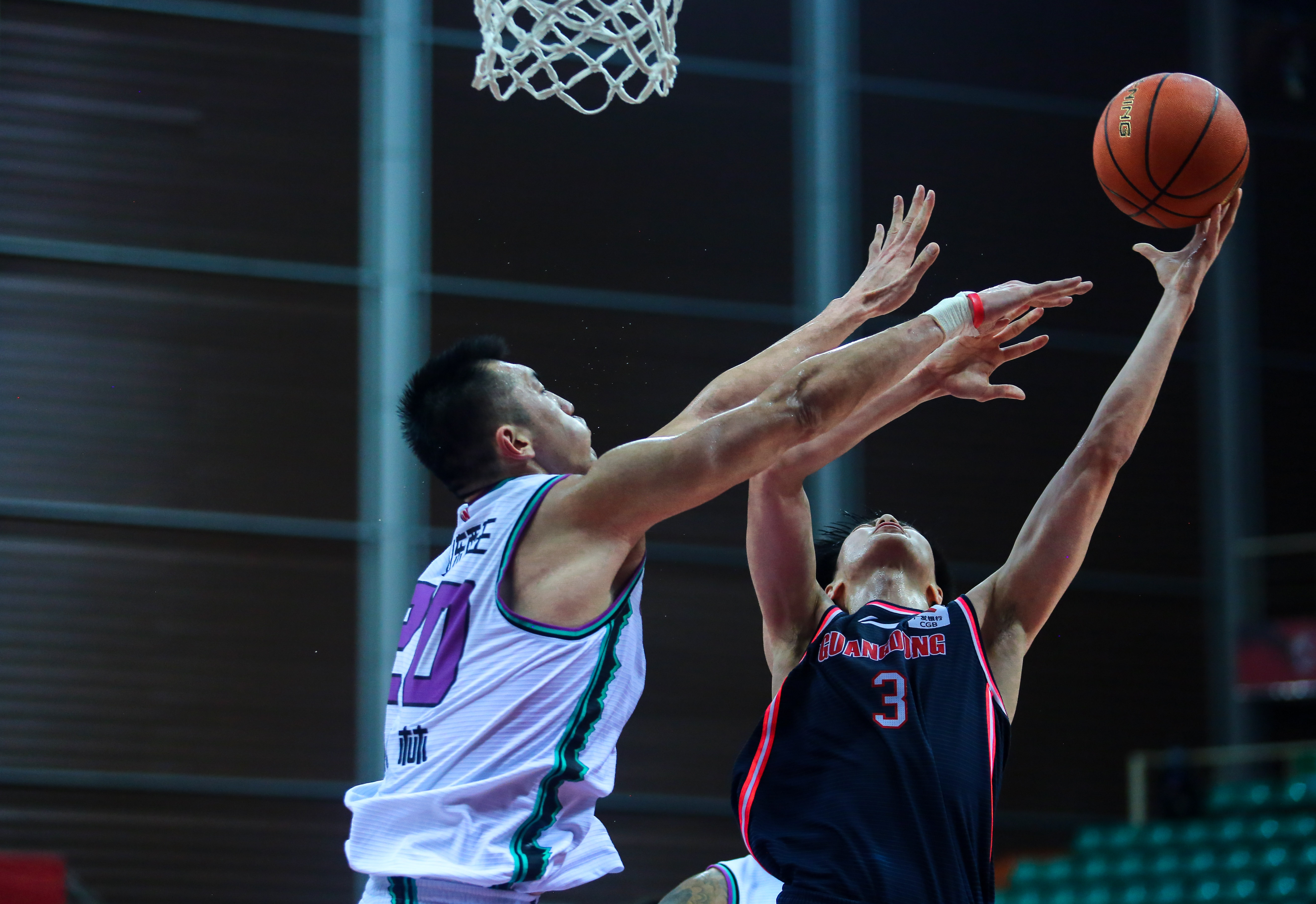 关于强队对战激情迸发，篮球联赛呈现火爆局面的信息