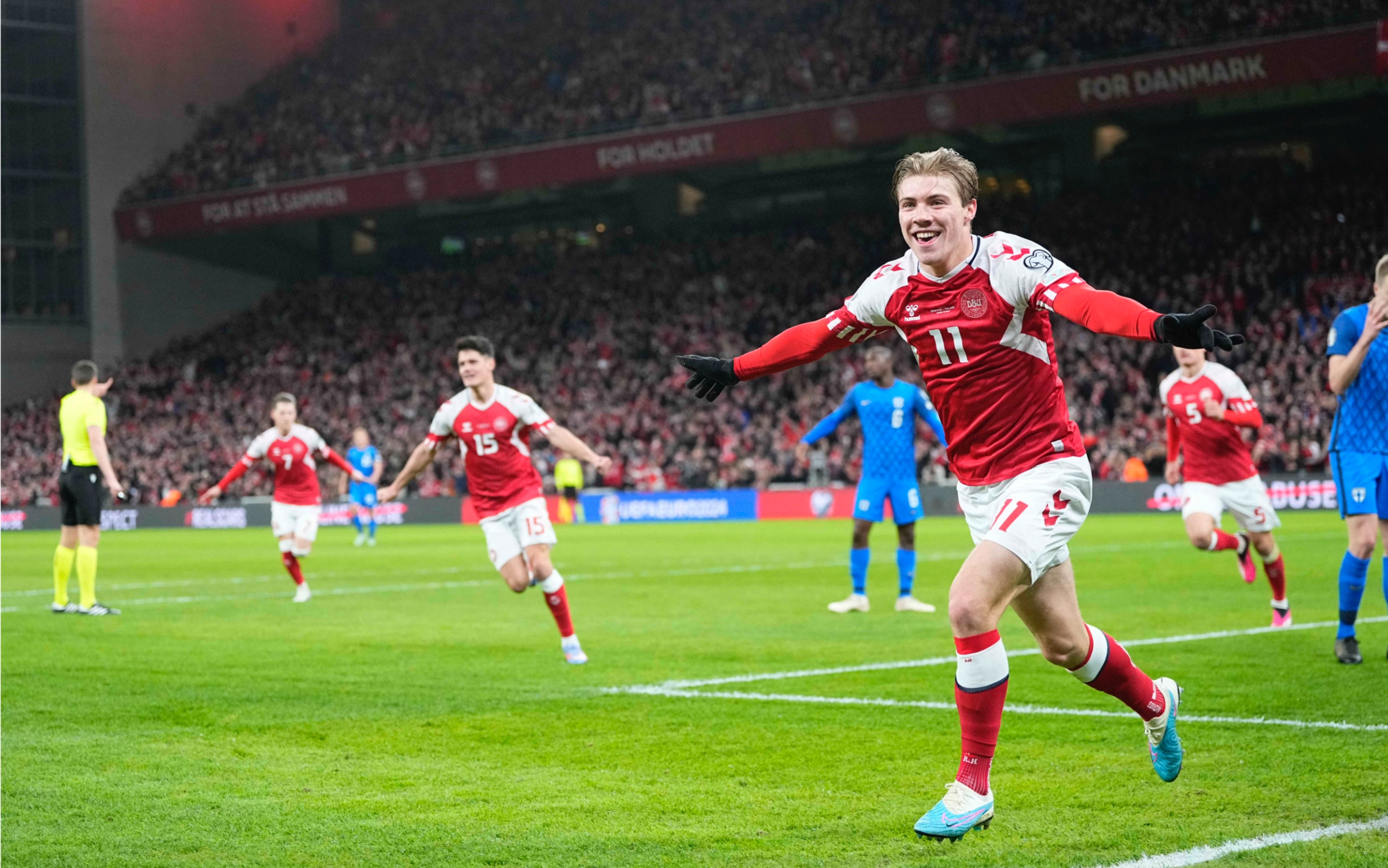 欧预赛赛场上再次掀起一场激动人心的狂欢的简单介绍 欧预赛赛场上再次掀起一场激动人心的狂欢的简单介绍