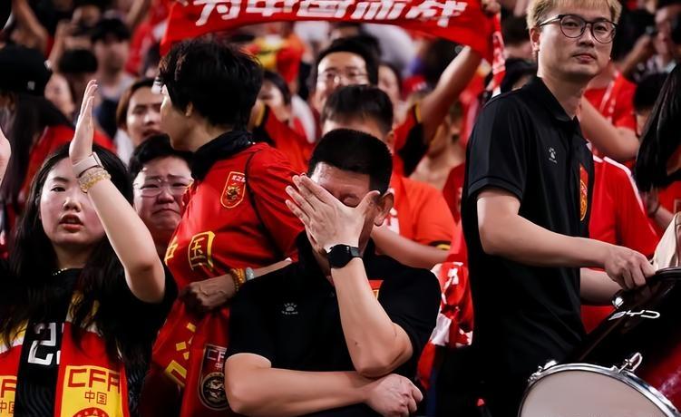 爱游戏登录入口-包含神奇判罚引发争议，球迷对裁判不满的词条